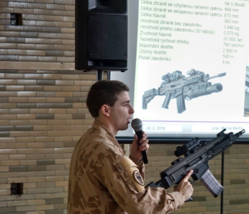 Přenosné aktivní reproduktory s přijímačem, pro bezdrátový mikrofon s baterii a kolečkami.