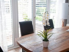 Orchidej bílá v dekoračním květináči, 8 květů, 62 cm